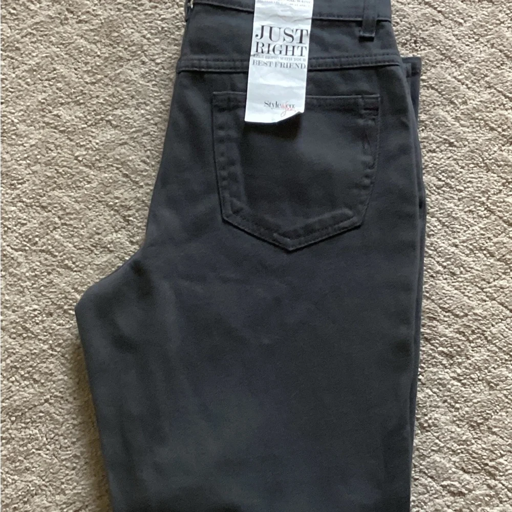 Share STEEL GREY STRETCH STRAIGHT LEG JEANS STYLE & COMPANY Size 6 SHORT